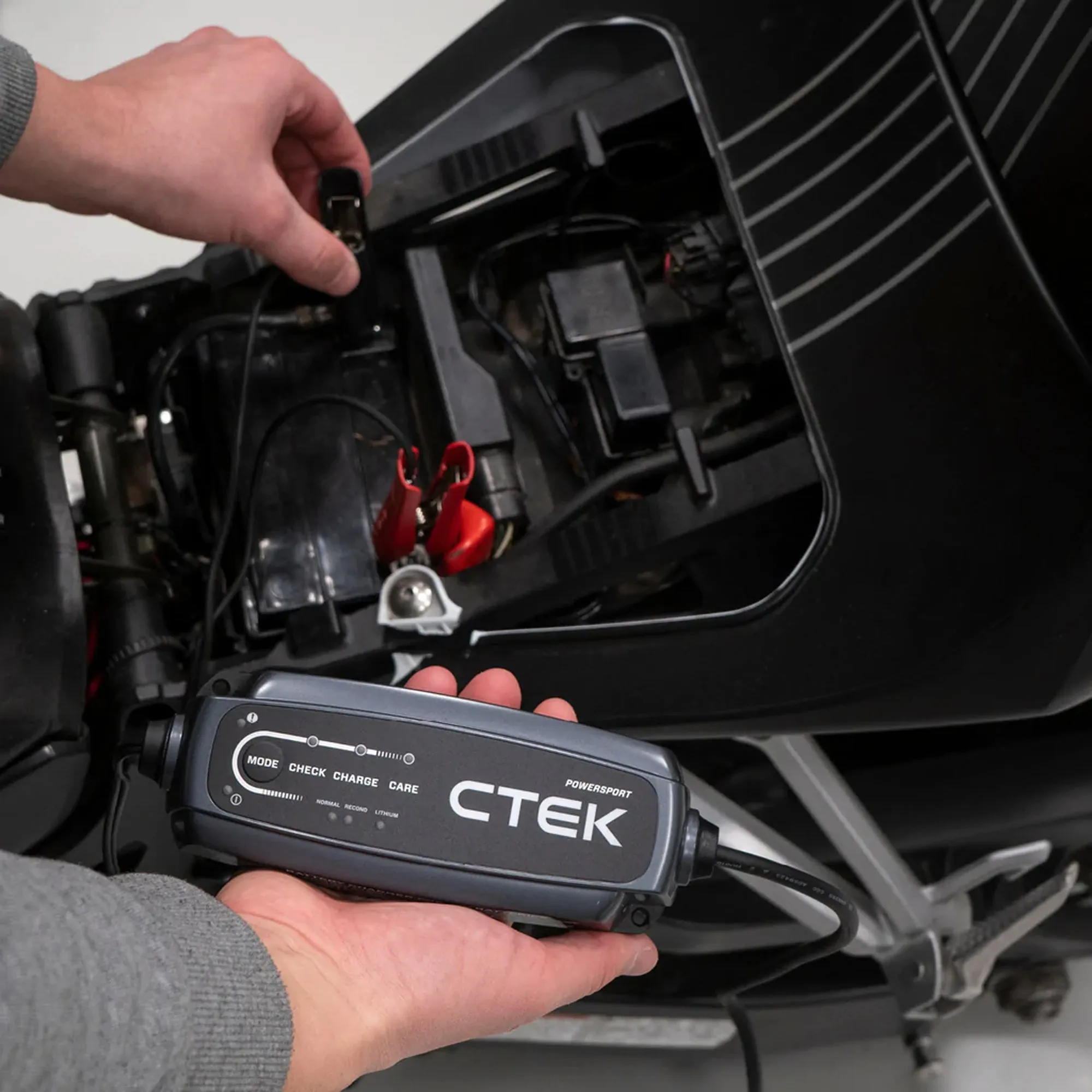 CTEK CT5 POWERSPORT 12V 2.3A Battery Charger & Maintainer for LA and Lithium (Barcode: 7340103403104 )