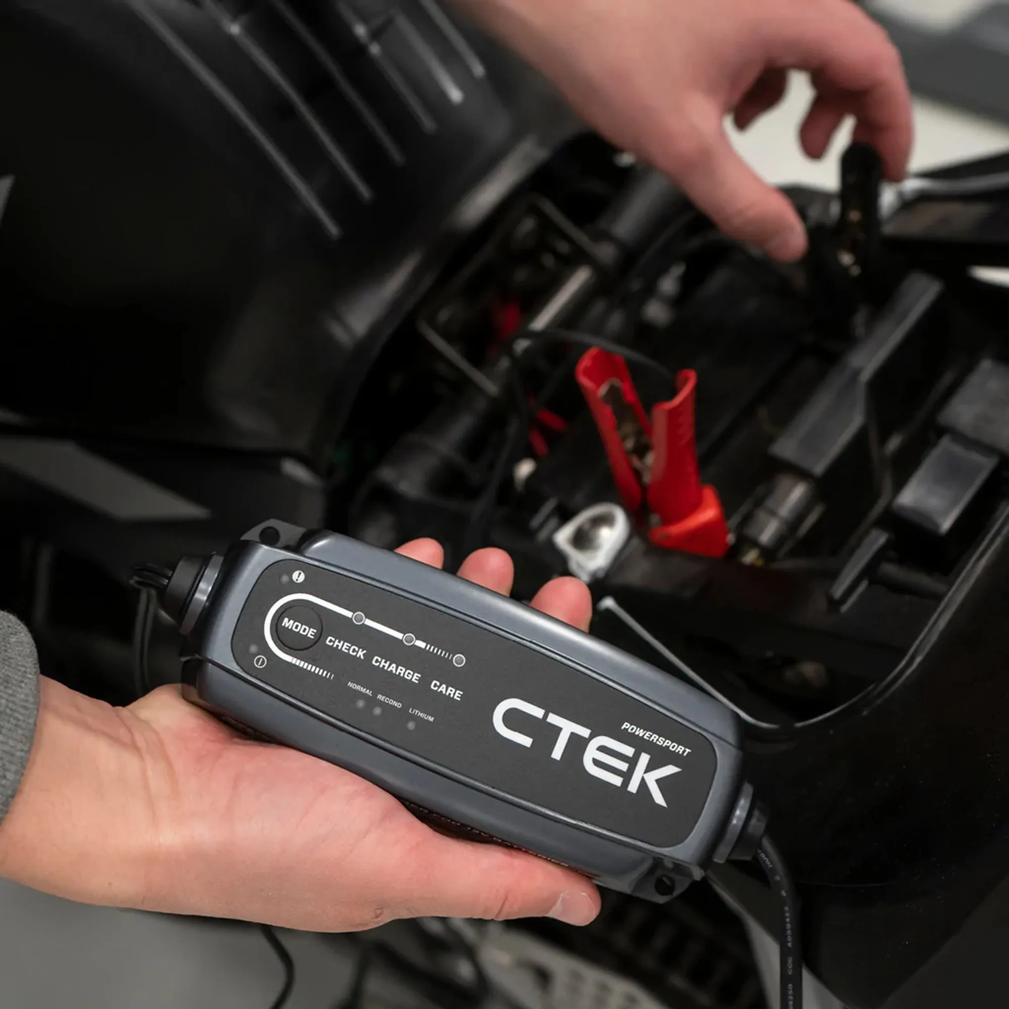 CTEK CT5 POWERSPORT 12V 2.3A Battery Charger & Maintainer for LA and Lithium (Barcode: 7340103403104 )